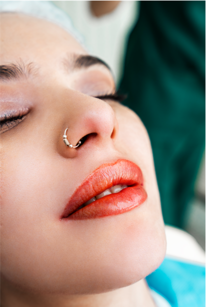 Nİ Beauty Lab kalıcı makyaj uygulaması sonrası dudak renklendirme detayı